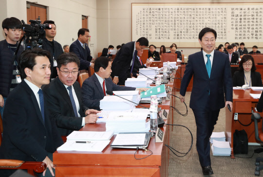 국회 법제사법위원회 더불어민주당 간사인 박범계 의원(오른쪽)이 23일 오전 열린 국회 법제사법위원회 전체회의에 참석해 자유한국당 간사인 김진태 의원(왼쪽) 앞을 지나가고 있다.  연합뉴스